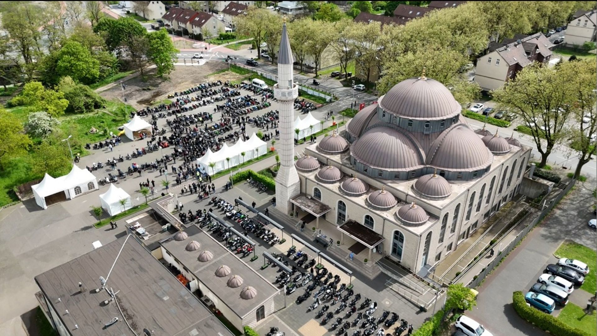 Motosiklet tutkunları, DİTİB Camii’nde yeni sezonlarını açtı.