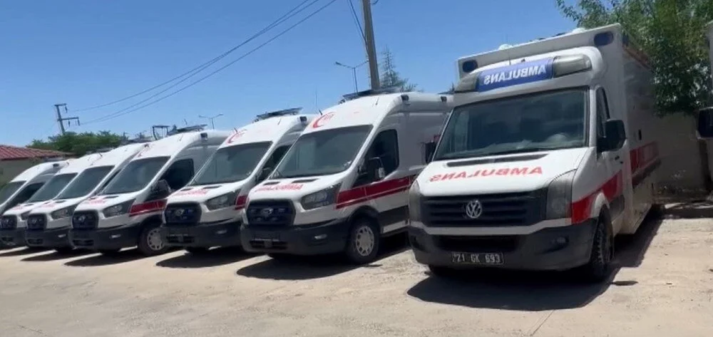 Yol isteyen ambulansın önünü kesip şoförü dövdü